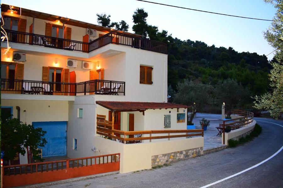 Pension Oasis Votsi  Buitenkant foto