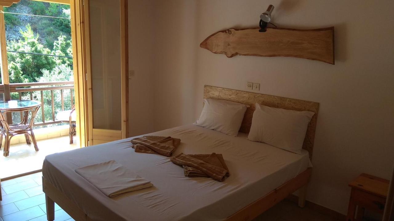Pension Oasis Votsi  Buitenkant foto