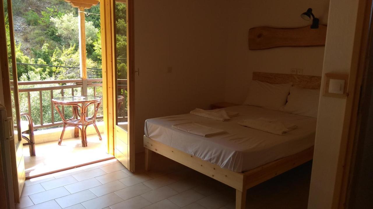 Pension Oasis Votsi  Buitenkant foto