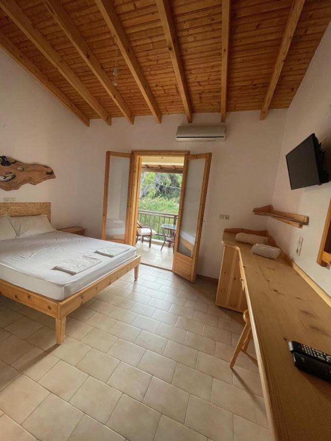 Pension Oasis Votsi  Buitenkant foto