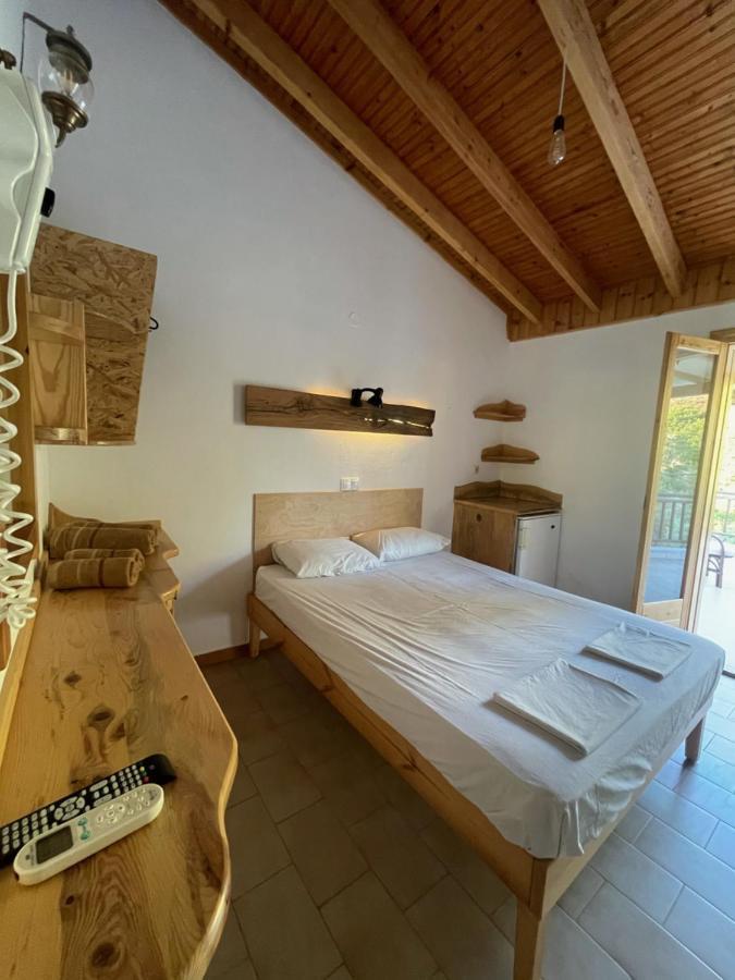 Pension Oasis Votsi  Buitenkant foto